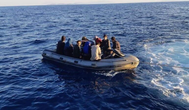 İzmir'in 4 ilçesinde 'kaçak göçmen' operasyonunda 126 kişi yakalandı