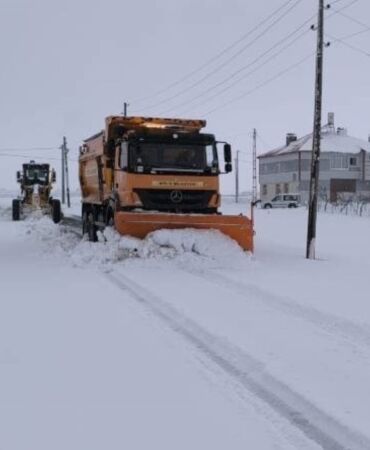 Kar yağışı hayatı olumsuz etkiledi Bitlis'te 107 köy ve mezra yolu tekrar ulaşıma açıldı