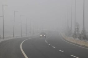 Kars'ta yoğun sis ulaşımı felç etti! Uçaklar Trabzon'a yönlendirildi