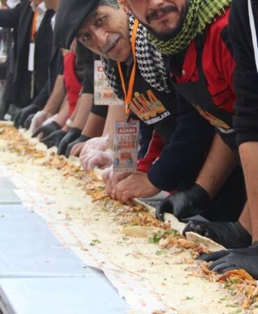 Kocaeli'de 141 metrelik Adana döner dağıtıldı! Lezzet buluşması renkli anlara sahne oldu