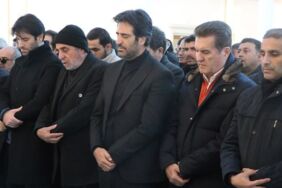 Mahsun Kırmızıgül annesini son yolcuğuna uğurladı