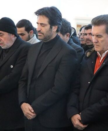 Mahsun Kırmızıgül annesini son yolcuğuna uğurladı