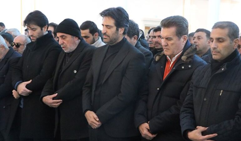 Mahsun Kırmızıgül annesini son yolcuğuna uğurladı