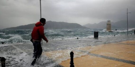 Karadeniz ile iç ve batı kesimler için kuvvetli rüzgar ve fırtına uyarısı