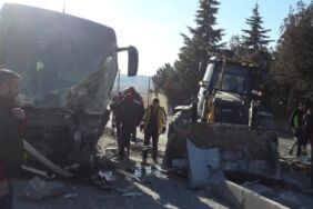 Nevşehir'de feci kaza Turistleri taşıyan otobüs ve iş makinesi çarpıştı Çok sayıda yaralı...