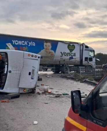 Okul servisi TIR’la çarpıştı 8 öğrenci ağır yaralandı