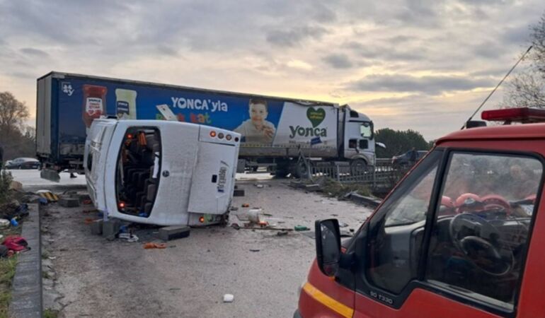 Okul servisi TIR’la çarpıştı 8 öğrenci ağır yaralandı