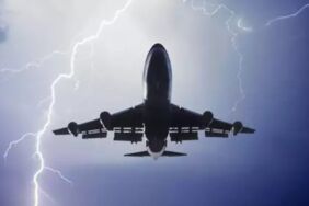 Pegasus ve THY uçaklarına yıldırım düştü