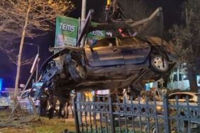 Sarıyer'de kontrolden çıkan otomobil demir korkuluklara çarptı!