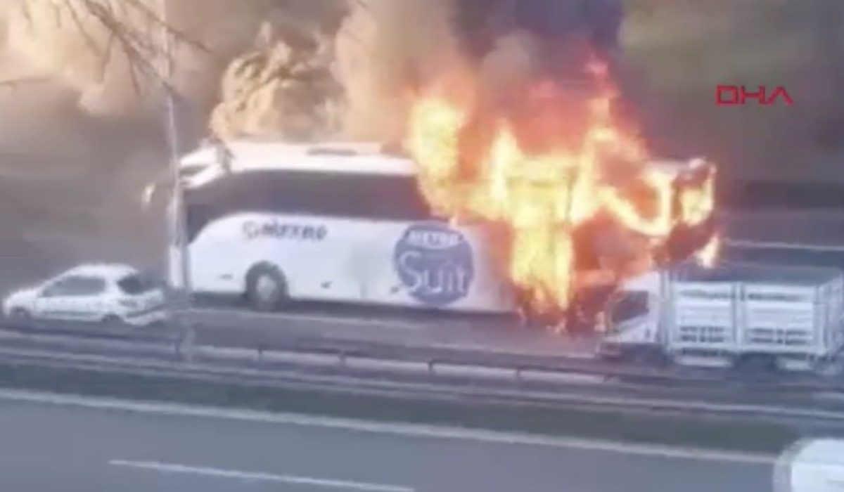 Son dakika… İstanbul Bağcılar'da yolcu otobüsünde yangın!