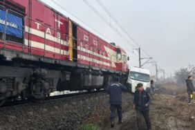 Yük treni işçi servisine çarptı Yaralılar var