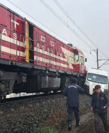 Yük treni işçi servisine çarptı Yaralılar var