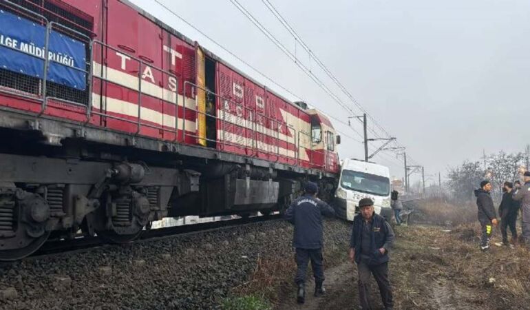 Yük treni işçi servisine çarptı Yaralılar var