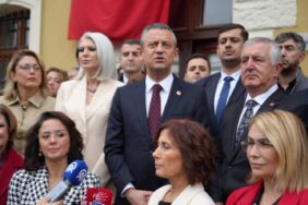 CHP GENEL BAŞKANI ÖZGÜR ÖZEL, BİLECİK MÜLAKATI'NIN YAPILDIĞI TARİHİ BİNAYI GEZDİ CHP GENEL BAŞKANI ÖZGÜR ÖZEL: "TAM BURADA GAZİ MUSTAFA KEMAL PAŞA ASLINDA O GÜN İÇİN BAKILDIĞINDA SANKİ BİR MÜLAKAT İÇİNDEYDİ KÜÇÜK BİR GÖRÜŞME YAPTI GİBİ GÖZÜKÜYOR AMA BÜTÜN DÜNYAYA DEV BİR MESAJ VERDİ" "BİLECİK MÜLAKATI PSİKOLOJİK ÜSTÜNLÜĞÜN GAZİ MUSTAFA KEMAL ATATÜRK'E GEÇTİĞİ VE ARTIK BÜTÜN TÜRKİYE'NİN BU İŞ ARTIK OLUYOR DEDİĞİ NOKTASINDAYIZ"