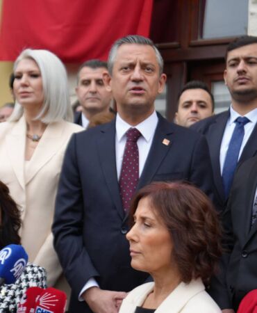CHP GENEL BAŞKANI ÖZGÜR ÖZEL, BİLECİK MÜLAKATI'NIN YAPILDIĞI TARİHİ BİNAYI GEZDİ CHP GENEL BAŞKANI ÖZGÜR ÖZEL: "TAM BURADA GAZİ MUSTAFA KEMAL PAŞA ASLINDA O GÜN İÇİN BAKILDIĞINDA SANKİ BİR MÜLAKAT İÇİNDEYDİ KÜÇÜK BİR GÖRÜŞME YAPTI GİBİ GÖZÜKÜYOR AMA BÜTÜN DÜNYAYA DEV BİR MESAJ VERDİ" "BİLECİK MÜLAKATI PSİKOLOJİK ÜSTÜNLÜĞÜN GAZİ MUSTAFA KEMAL ATATÜRK'E GEÇTİĞİ VE ARTIK BÜTÜN TÜRKİYE'NİN BU İŞ ARTIK OLUYOR DEDİĞİ NOKTASINDAYIZ"
