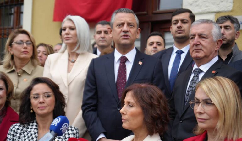 CHP GENEL BAŞKANI ÖZGÜR ÖZEL, BİLECİK MÜLAKATI'NIN YAPILDIĞI TARİHİ BİNAYI GEZDİ CHP GENEL BAŞKANI ÖZGÜR ÖZEL: "TAM BURADA GAZİ MUSTAFA KEMAL PAŞA ASLINDA O GÜN İÇİN BAKILDIĞINDA SANKİ BİR MÜLAKAT İÇİNDEYDİ KÜÇÜK BİR GÖRÜŞME YAPTI GİBİ GÖZÜKÜYOR AMA BÜTÜN DÜNYAYA DEV BİR MESAJ VERDİ" "BİLECİK MÜLAKATI PSİKOLOJİK ÜSTÜNLÜĞÜN GAZİ MUSTAFA KEMAL ATATÜRK'E GEÇTİĞİ VE ARTIK BÜTÜN TÜRKİYE'NİN BU İŞ ARTIK OLUYOR DEDİĞİ NOKTASINDAYIZ"