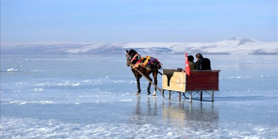 Hava soğudu, Çıldır Gölü buz tuttu!