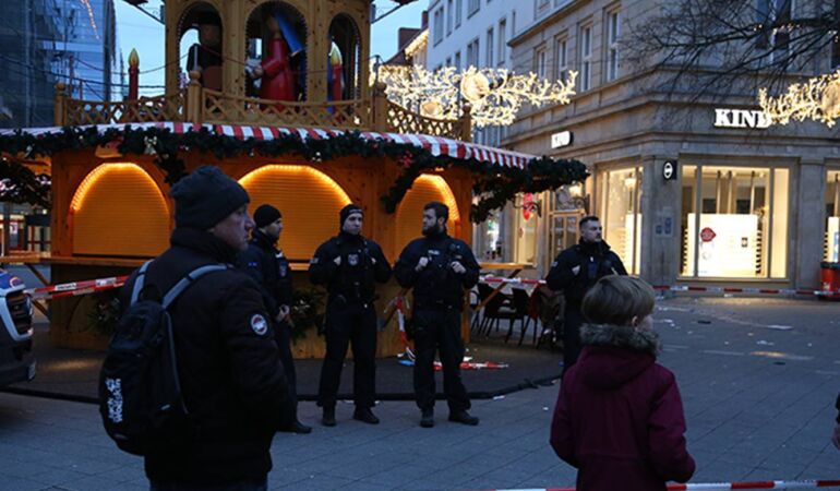 Almanya’da sürücü otomobiliyle karnaval etkinliğine daldı, ölü ve yaralılar var