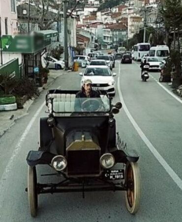 110 yıllık otomobiliyle tarihi canlandırıyor Antika tutkununun şehir turu
