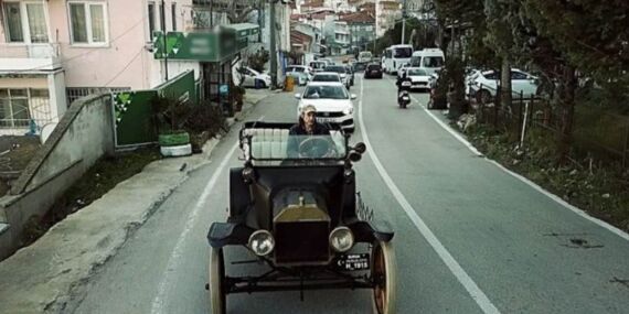 110 yıllık otomobiliyle tarihi canlandırıyor: Antika tutkununun şehir turu
