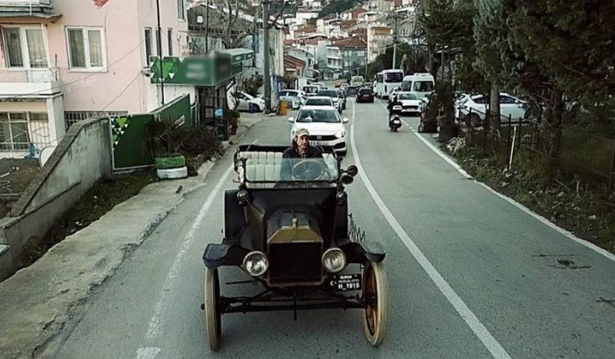 110 yıllık otomobiliyle tarihi canlandırıyor Antika tutkununun şehir turu