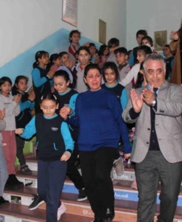38 yıllık öğretmene, Ferdi Tayfur şarkılı veda1