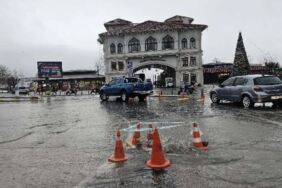 Bandırma'da yollar göle döndü, rögarlar patladı!