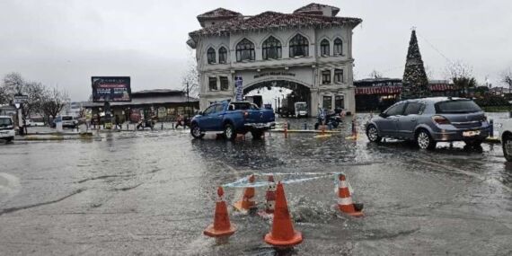 Bandırma’da yollar göle döndü, rögarlar patladı!