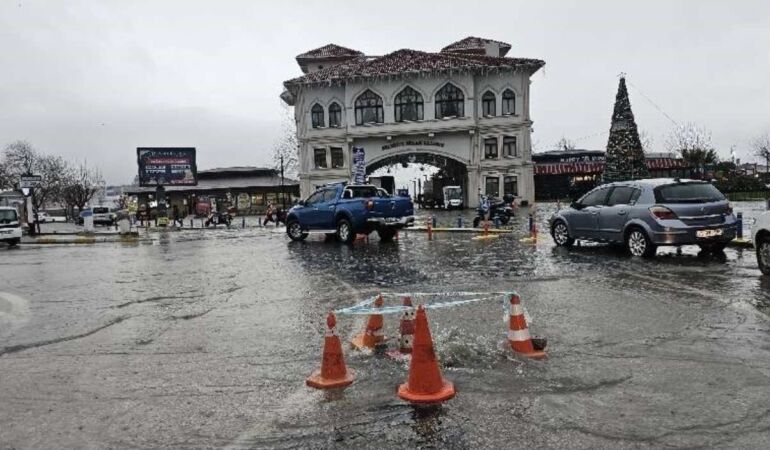 Bandırma'da yollar göle döndü, rögarlar patladı!