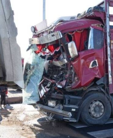 Diyarbakır'da feci kaza! 4 araç birbirine girdi Yaralılar var
