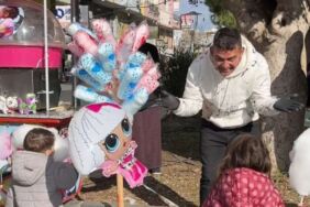 Ferdi Tayfur hayrına ücretsiz pamuk şeker dağıttı 'En güzel aşklar pamuk şekerle başlar'
