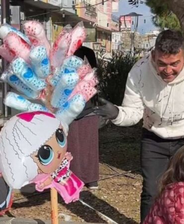 Ferdi Tayfur hayrına ücretsiz pamuk şeker dağıttı 'En güzel aşklar pamuk şekerle başlar'