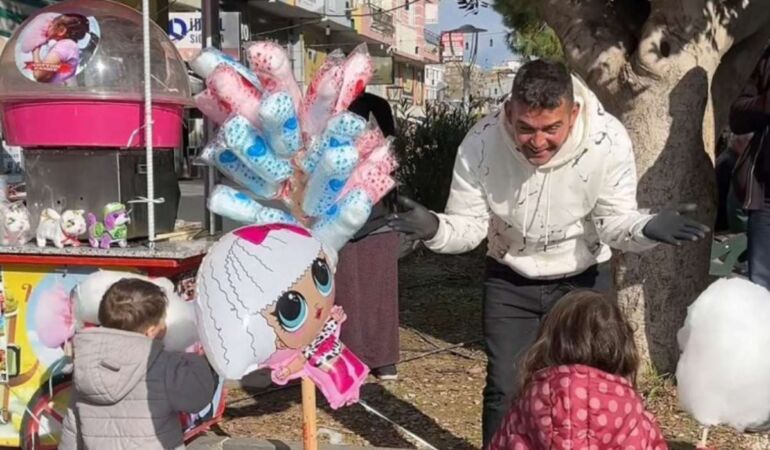 Ferdi Tayfur hayrına ücretsiz pamuk şeker dağıttı 'En güzel aşklar pamuk şekerle başlar'