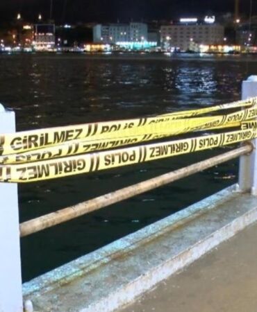 Galata'da yasalandığı korkulukla beraber denize düştü