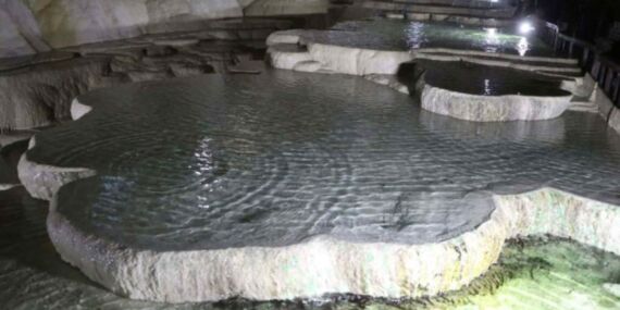 Kaklık Mağarası, Pamukkale gibi beyaz travertenleriyle dikkat çekiyor