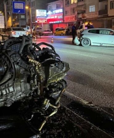 Kocaeli'nde akılalmaz kaza Otomobilin motoru koptu