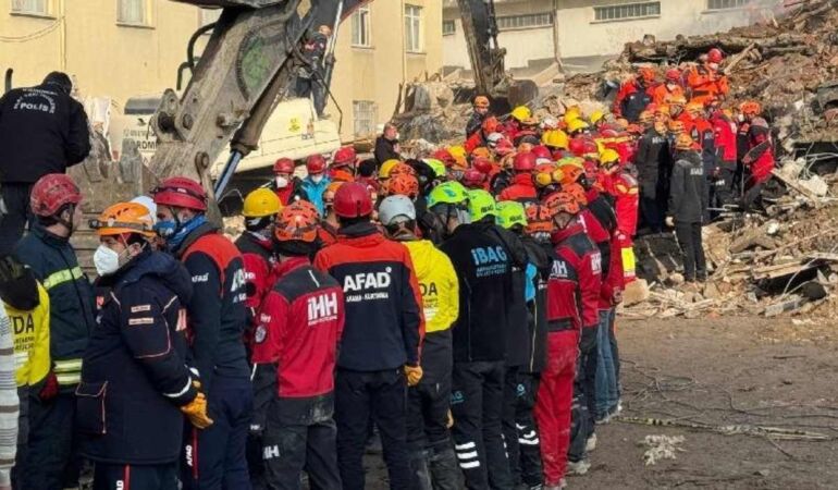 Konya'da çöken binada 1 kişinin cansız bedenine ulaşıldı!