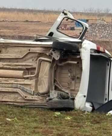 Mardin'de ticari araç, tarlaya uçtu 2 ölü, 4 yaralı