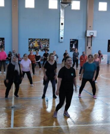 Menemenli kadınlar ücretsiz zumba kursunda buluşuyor