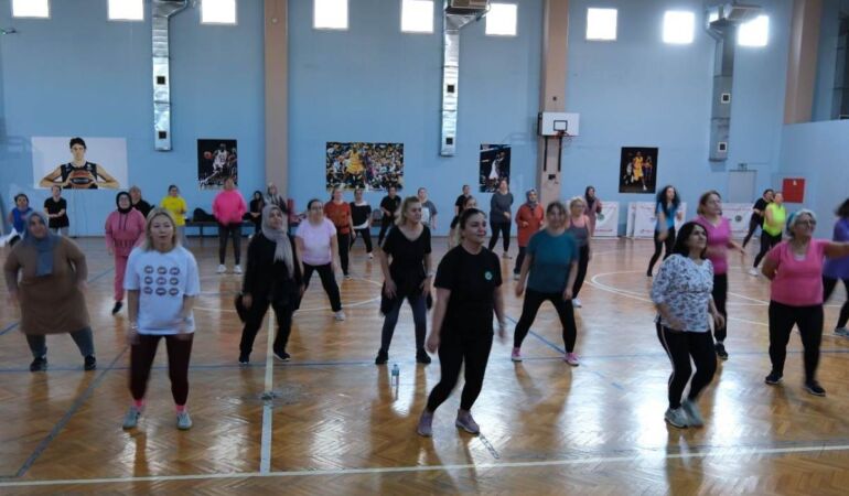 Menemenli kadınlar ücretsiz zumba kursunda buluşuyor