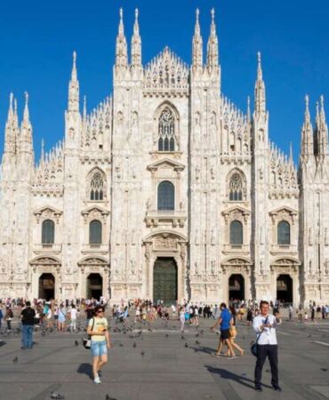 Milano'da açık alanda sigara içmesi yasaklandı
