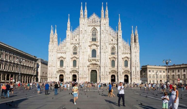 Milano'da açık alanda sigara içmesi yasaklandı