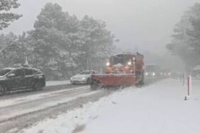 Uludağ'da kar ve tipi hayatı felç etti Zincirsiz araç girişi yasaklandı!