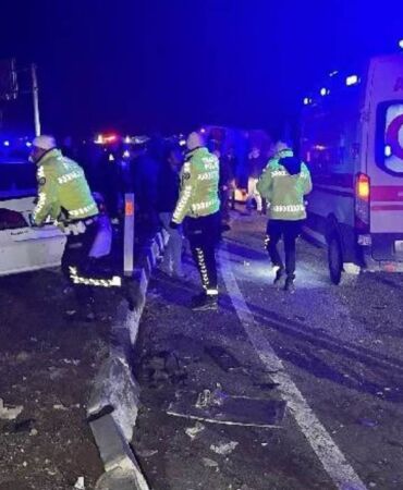 Uşak'ta işçi servisi ile otomobil çarpıştı Çok sayıda yaralı var!