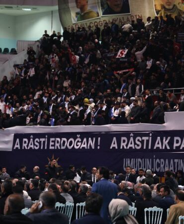 CUMHURBAŞKANI ERDOĞAN: "KÜRT İLE TÜRKÜN ARASINA AYRIMCILIK SOKAN, HEM KÜRDÜN HEM TÜRKÜN EN ÇOK DA MÜSLÜMANIN DÜŞMANIDIR" CUMHURBAŞKANI RECEP TAYYİP ERDOĞAN DİYARBAKIR'DAN ÖNEMLİ MESAJLAR VERDİ: "DİYARBAKIR'IN KADERİ TÜRKİYE'NİN KADERİDİR"