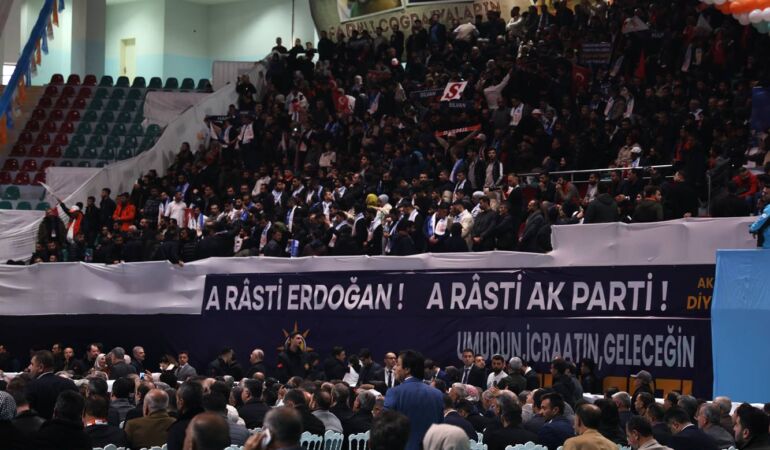 CUMHURBAŞKANI ERDOĞAN: "KÜRT İLE TÜRKÜN ARASINA AYRIMCILIK SOKAN, HEM KÜRDÜN HEM TÜRKÜN EN ÇOK DA MÜSLÜMANIN DÜŞMANIDIR" CUMHURBAŞKANI RECEP TAYYİP ERDOĞAN DİYARBAKIR'DAN ÖNEMLİ MESAJLAR VERDİ: "DİYARBAKIR'IN KADERİ TÜRKİYE'NİN KADERİDİR"