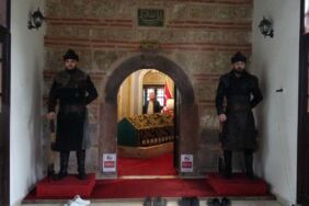 ERTUĞRUL GAZİ TÜRBESİ'NDEKİ 'SAYGI NÖBETİ' METNİ SÖĞÜT RUHUNA UYGUN OLARAK DEĞİŞTİRİLDİ SÖĞÜT BELEDİYE BAŞKANI FERHAT DURGUT: "YENİ METNİ TARİHİ MİSYONA UYGUN BİR ŞEKİLDE DÜZENLEDİK"