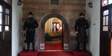 ERTUĞRUL GAZİ TÜRBESİ'NDEKİ 'SAYGI NÖBETİ' METNİ SÖĞÜT RUHUNA UYGUN OLARAK DEĞİŞTİRİLDİ SÖĞÜT BELEDİYE BAŞKANI FERHAT DURGUT: "YENİ METNİ TARİHİ MİSYONA UYGUN BİR ŞEKİLDE DÜZENLEDİK"