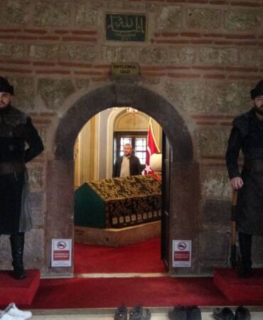 ERTUĞRUL GAZİ TÜRBESİ'NDEKİ 'SAYGI NÖBETİ' METNİ SÖĞÜT RUHUNA UYGUN OLARAK DEĞİŞTİRİLDİ SÖĞÜT BELEDİYE BAŞKANI FERHAT DURGUT: "YENİ METNİ TARİHİ MİSYONA UYGUN BİR ŞEKİLDE DÜZENLEDİK"