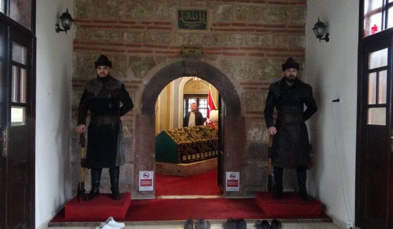 ERTUĞRUL GAZİ TÜRBESİ'NDEKİ 'SAYGI NÖBETİ' METNİ SÖĞÜT RUHUNA UYGUN OLARAK DEĞİŞTİRİLDİ SÖĞÜT BELEDİYE BAŞKANI FERHAT DURGUT: "YENİ METNİ TARİHİ MİSYONA UYGUN BİR ŞEKİLDE DÜZENLEDİK"